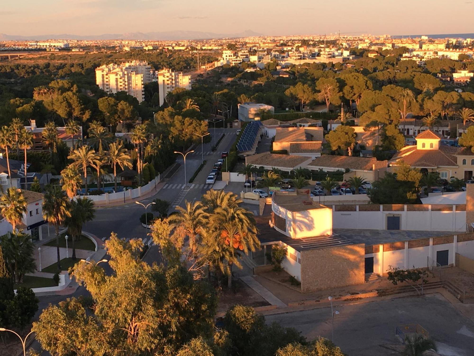 Cosy, Seaview Apartment, Close To Beach And Bars -Edificio Rhin Кампоамор Екстериор снимка